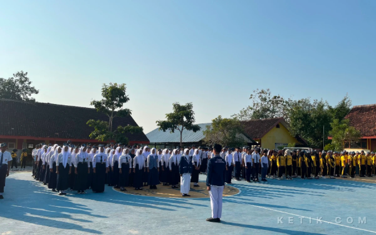 Foto Kepala Sekolah Dr. H. Suyetno melalui perwakilan guru menyampaikan,(foto sukiman ketik.com,)