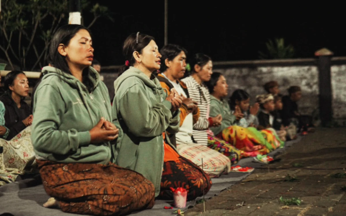 Thumbnail Berita - Mahasiswa KKN Aspikom Pelajari Mantra Warisan Leluhur Hindu Tengger