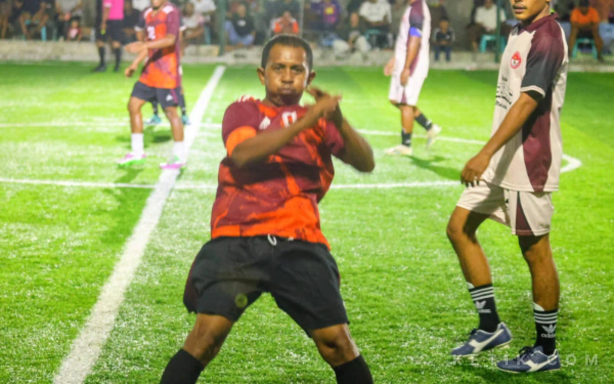 Foto Sarjan melakukan selebrasi setelah mencetak gol (Foto: Mursal/Ketik.com)