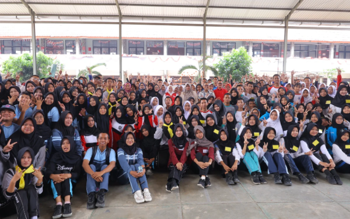 Foto Ketua PMI Kota Palembang, Hj. Dewi Sastrani, S.Ag., menyatu bersama para pelajar Kota Palembang (Foto: Humas PMI Kota Palembang)