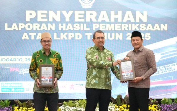 Foto Bupati Subandi (kanan) bersama Ketua DPRD Sidoarjo Abdillah Nasih menerima opini WTP dari Kepala BPK RI Perwakilan Jatim Yuan Candra Djaisin di Kantor BPK RI Perwakilan Jatim. (Foto: Kominfo  Sidoarjo)