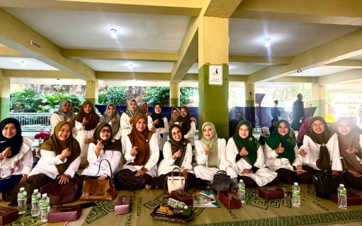 Thumbnail Berita - Isi Amunisi Spiritual, Rektor dan Pimpinan Fakultas UIN Malang Hadiri Haflatul Maulid dan Haul Syekh Maulana Malik Ibrahim ke-626