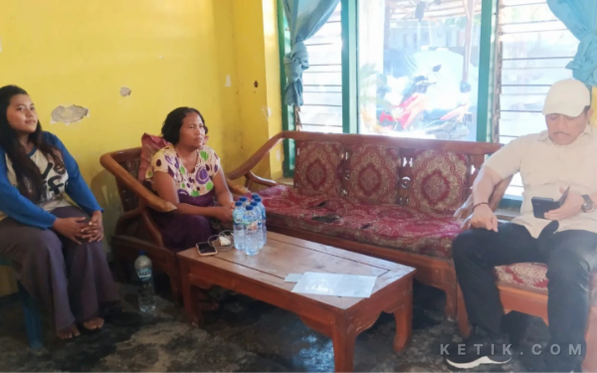 Foto Istiqomah dan Ratna berbincang dengan Ketua Komisi D DPRD Sidoarjo Dhamroni Chudlori yang mengunjungi rumah mereka. (Foto: Fathur Roziq/Ketik.com)