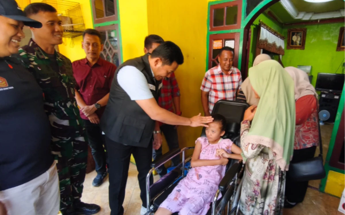 Thumbnail Berita - Kursi Roda dan Perbaikan Rumah dari Bupati Subandi