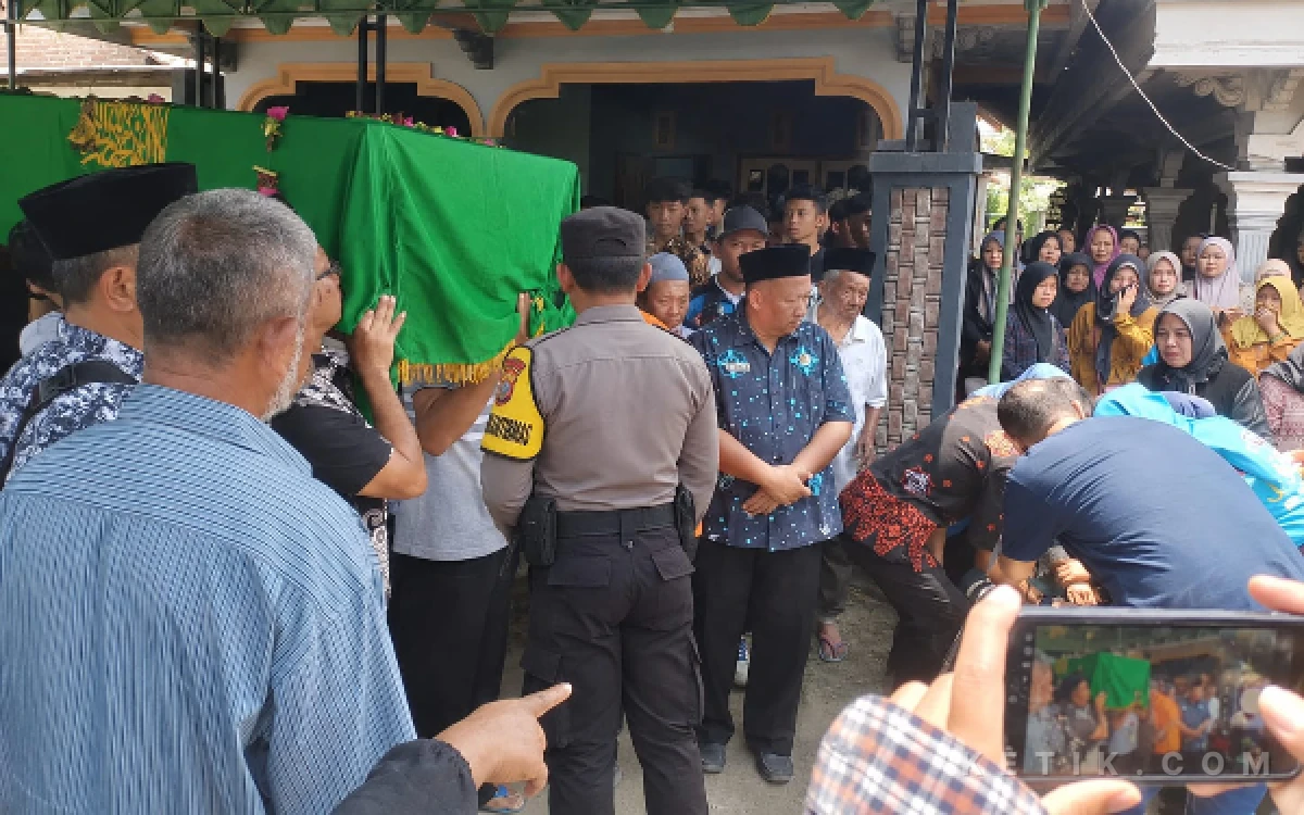 Thumbnail Berita - Tangis di Plosorejo Blitar, Korban KM Virgo Akhirnya Dimakamkan Polisi Datang Membawa Empati