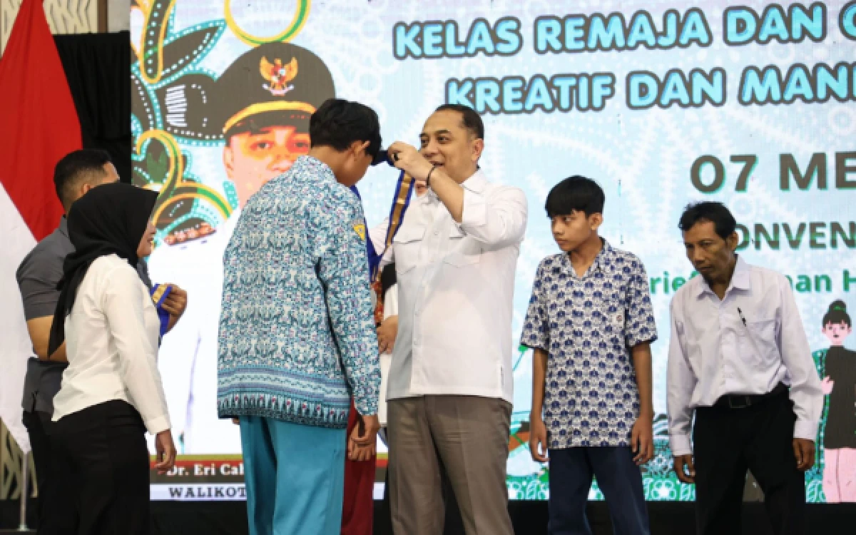 Thumbnail Berita - Wisuda 824 Peserta Sekolah Kemangi, Pemkot Surabaya Perkuat Peran Orang Tua Cegah Kenakalan Remaja