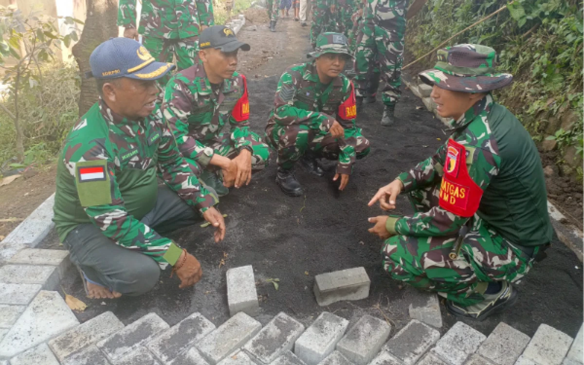 Thumbnail Dansatgas TMMD Ke-128 Kodim 0820 Probolinggo Tinjau Langsung Pemasangan Paving, Pastikan Kualitas Pengerjaan