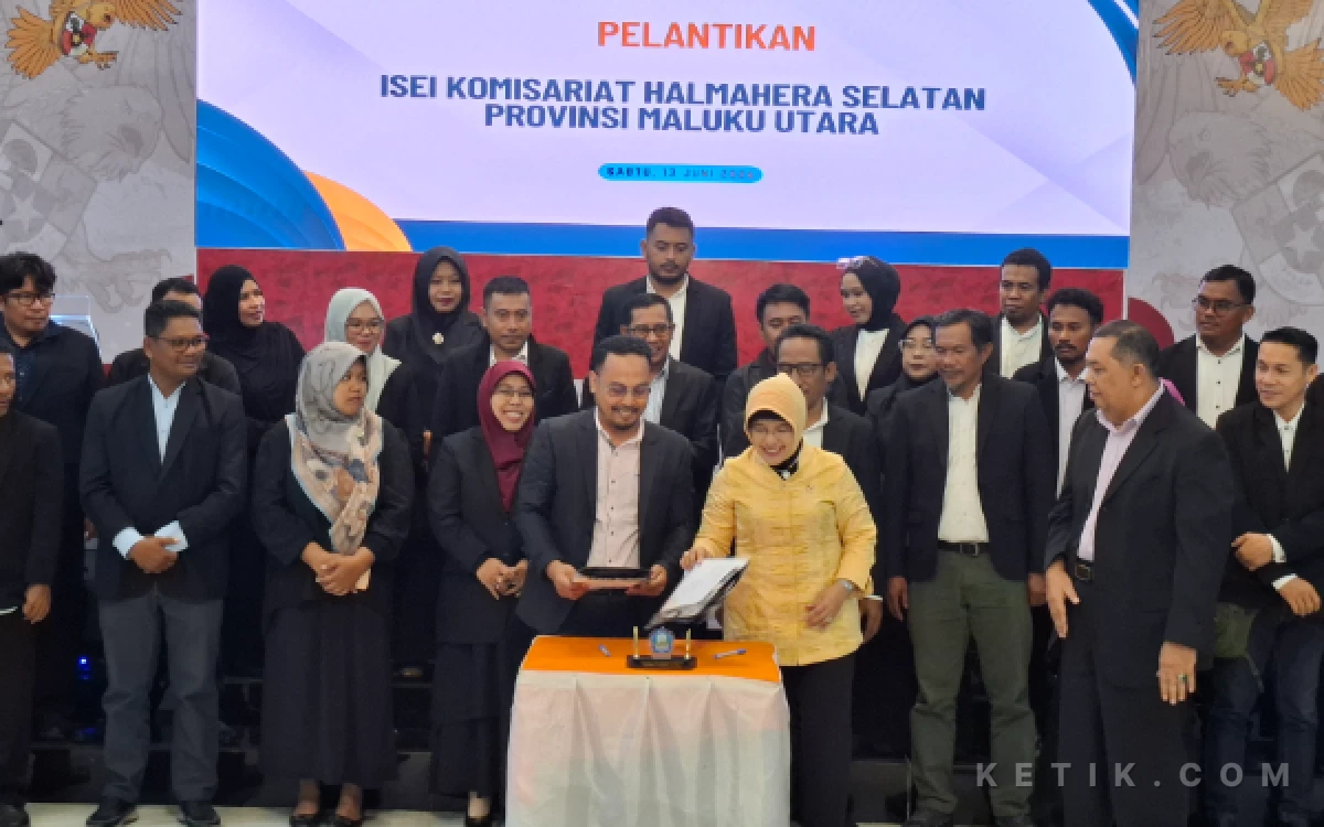 Foto Amalia Adininggar Widyasanti, Farid Husen dan seluruh jajaran ISEI Halsel saat pelantikan (Foto: Mursal/Ketik.com)