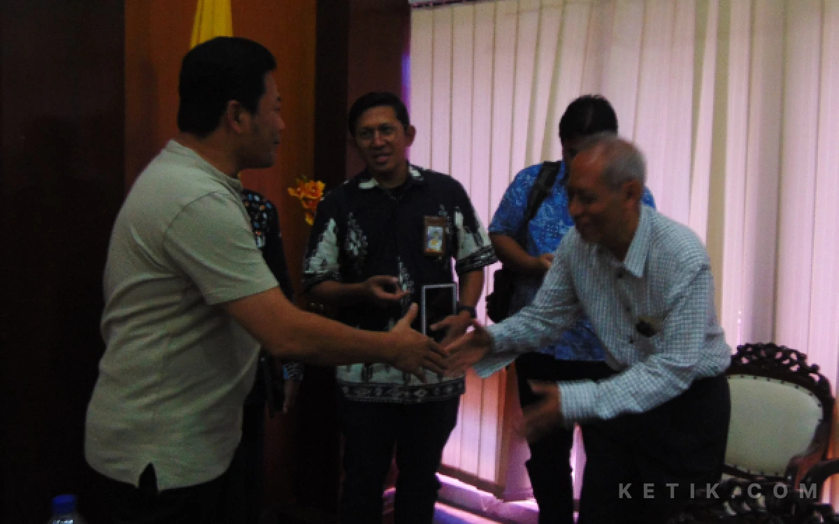 Foto Bupati Subandi menyampaikan terima kasih perwakilan BBPJN Jawa Timur-Bali dan tim lain yang menghadiri pertemuan di Ops Rooom. (Foto: Fathur Roziq/Ketik.com)