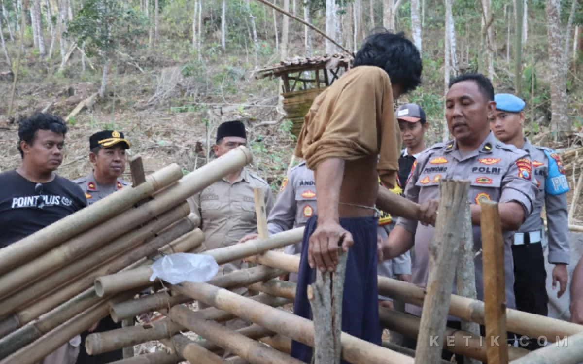 Thumbnail Berita - Pak Purnomo Evakuasi Dua ODGJ dari Pacitan, Salah Satunya Tinggal di Balik Pagar Bambu