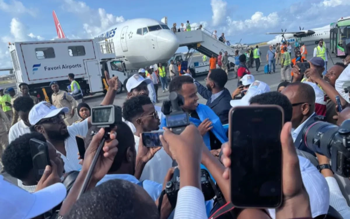 Thumbnail Berita - Gagal ke Piala Dunia Usai Ditolak Masuk AS, Omar Artan Disambut Bak Pahlawan di Somalia