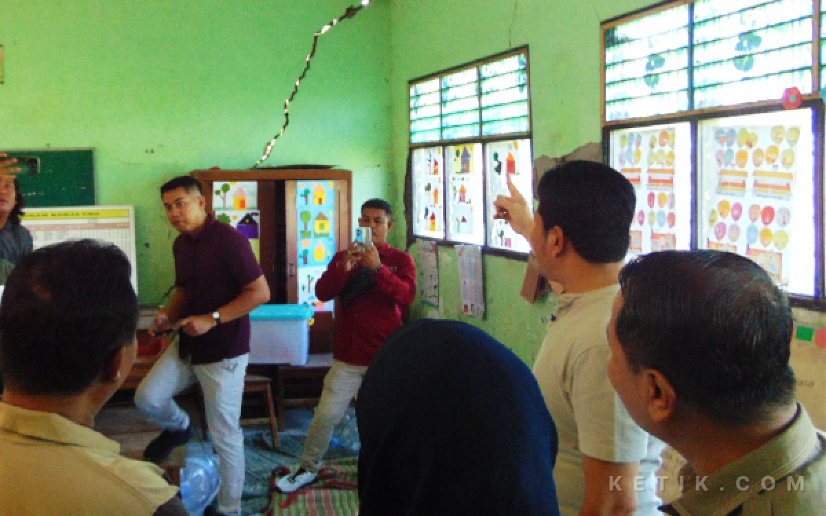 Foto Bupati Subandi menunjuk dinding yang retak di salah satu ruang kelas SDN Waung. (Foto: Fathur Roziq/Ketik.com)