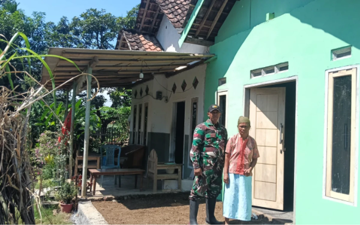 Thumbnail Berita - Tuntas Dikerjakan, Satgas TMMD ke-128 Kodim 0820 Probolinggo, Rehab RTLH Milik Ibu Mani di Dusun Klagin Siap Huni