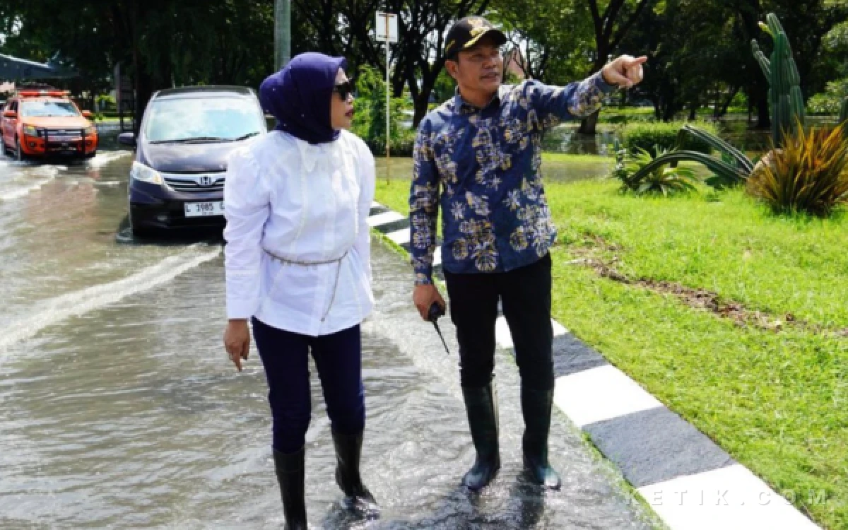 Foto Wakil Bupati Mimik Idayana dan Bupati Subandi saat melakukan sidak banjir di kawasan akses menuju Bandara Juanda pada September 2025 lalu. (Foto: Dokumen)