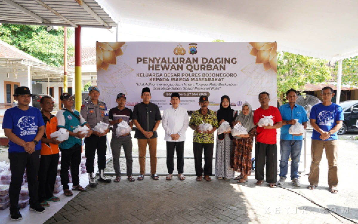 Foto Kapolres Bojonegoro AKBP Afrian Satya Permadi.turut berbagi kebahagiaan dan kepedulian sosial pada momentum Hari Raya Idul Adha 1447 Hijriah dengan menyerahkan puluhan hewan kurban dan paket daging kepada masyarakat. (,Foto sukiman ketik.com)