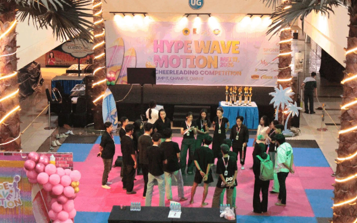 Foto Jajaran panitia mahasiswa Ilmu Komunikasi Untag Surabaya saat melakukan briefing akhir di depan panggung utama Kaza Mall sebelum kompetisi dimulai