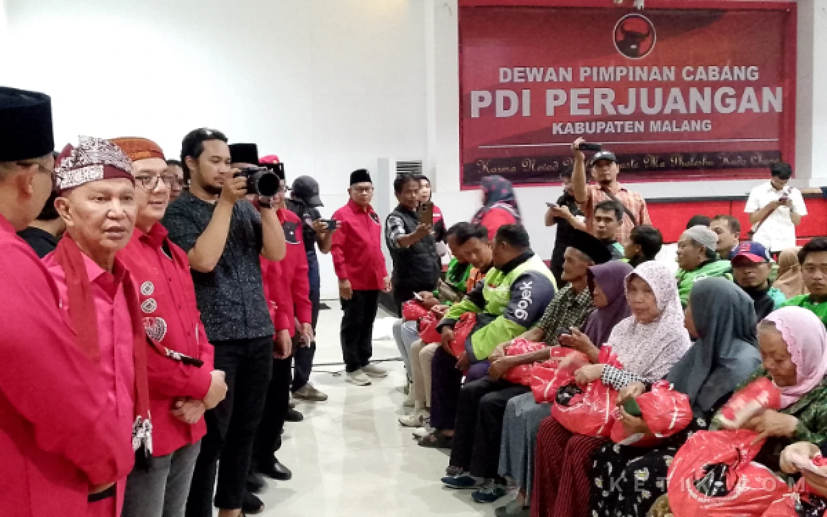 Thumbnail Berita - Santuni Warga Kabupaten Malang, Buya Said Abdullah Ingatkan Kader PDIP: Jangan Sapa Rakyat Hanya 5 Tahun Sekali!