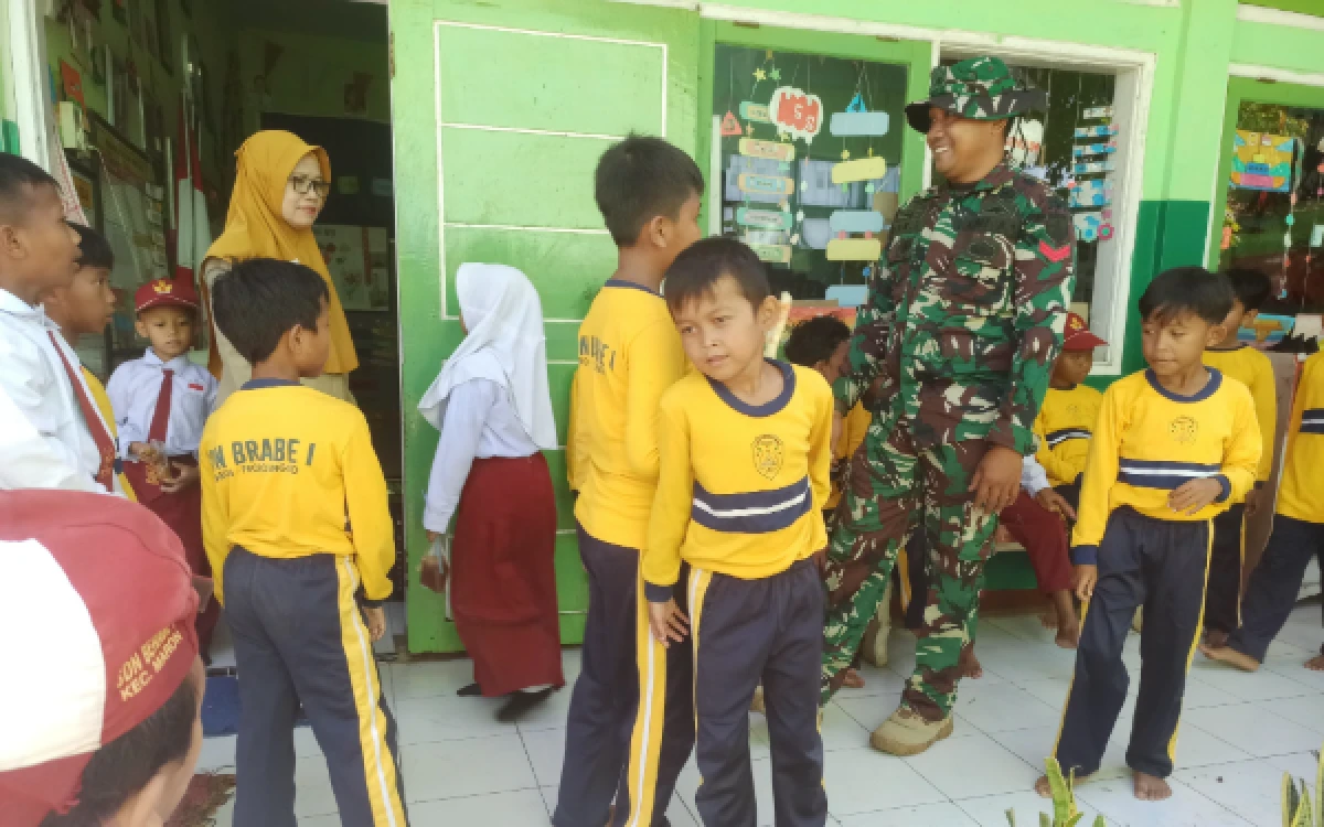 Thumbnail Berita - Kolaborasi dengan Dunia Pendidikan, Satgas TMMD ke-128  Kodim 0820 Probolinggo Sambangi Sekolah