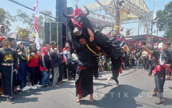 Thumbnail Berita - [FOTO] Festival Bantengan Nuswantara 2026 Sukses Hipnotis Pengunjung dengan Atraksi Spektakuler