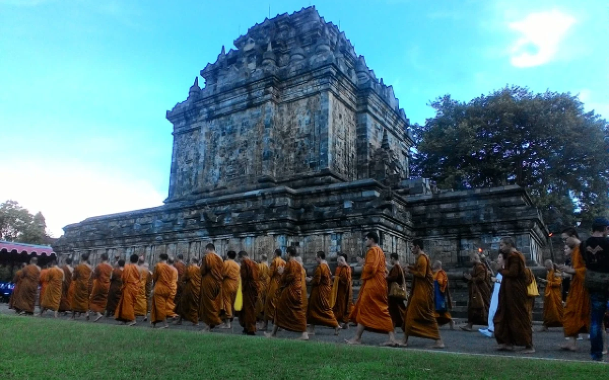 Foto Candi Mendut merupakan bagian dari kawasan candi Buddha yang memiliki keterkaitan dengan kegiatan keagamaan di sekitar Borobudur. Kawasan ini juga menjadi salah satu tujuan wisata sejarah, budaya, dan spiritual bagi umat Buddha. (Foto: Berita Magelang)