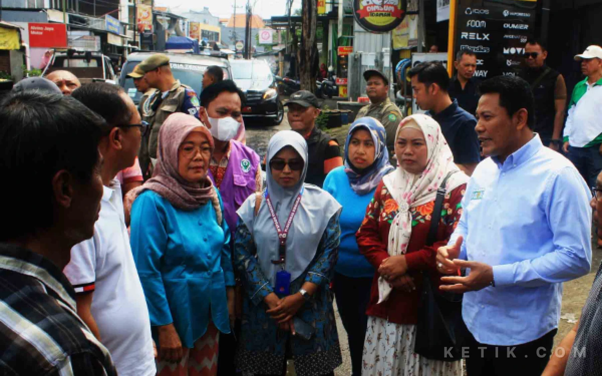 Foto Bupati Subandi bertemu emak-emak warga Desa Blurukidul untuk menyampaikan rencana betonisasi jalan tersebut pada 2026 ini.  (Foto: Fathur Roziq/Ketik.com)