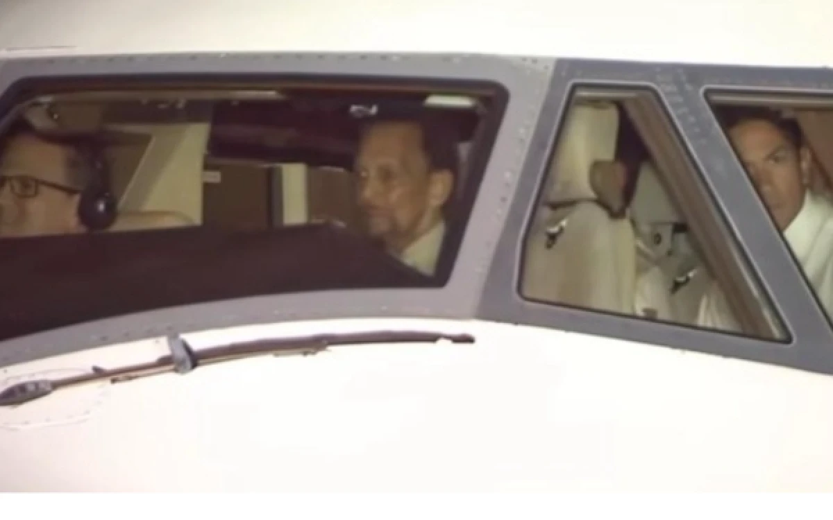Thumbnail Berita - Sultan Hassanal Bolkiah Terbangkan Sendiri Pesawat ke KTT ASEAN Filipina