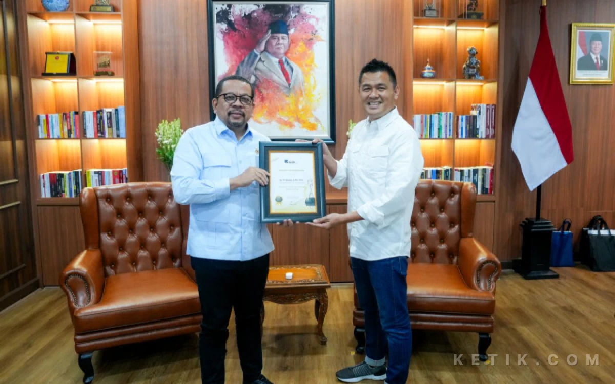 Thumbnail Berita - Kepala Bakom RI Qodari Terima Ketik Awards 2026