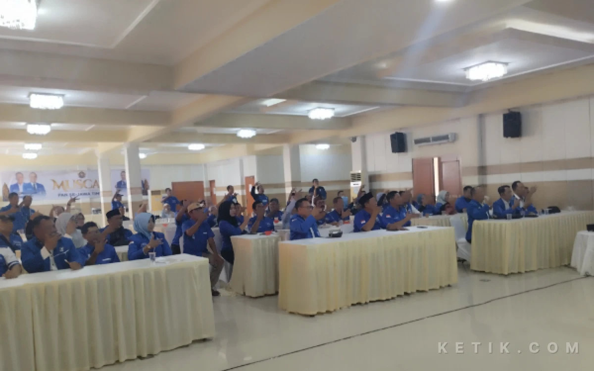 Foto Ketua DPD PAN Bojonegoro, Lasuri, S.H. M.H. dan pengurus jajarannya saat mengikuti zoom dari DPW PAN  (foto sukiman ketik.com)