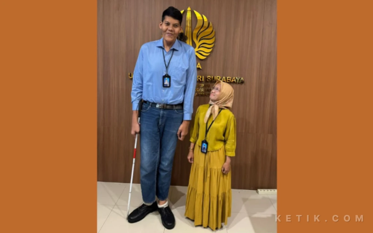Thumbnail Berita - Elpanda Tarigan, Pria 215 cm Hidup dengan Gigantisme dan Tunanetra yang Jadi Tenaga Pendidik Unesa: Berdamailah dengan Kekuranganmu