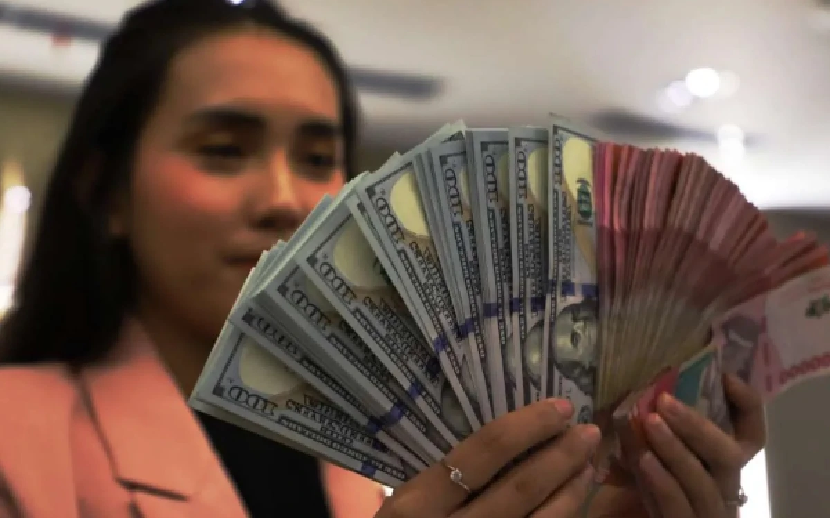 Thumbnail Berita - Rupiah Hari Ini Masih Berisiko Melemah, Penundaan Royalti Tambang Jadi Faktor