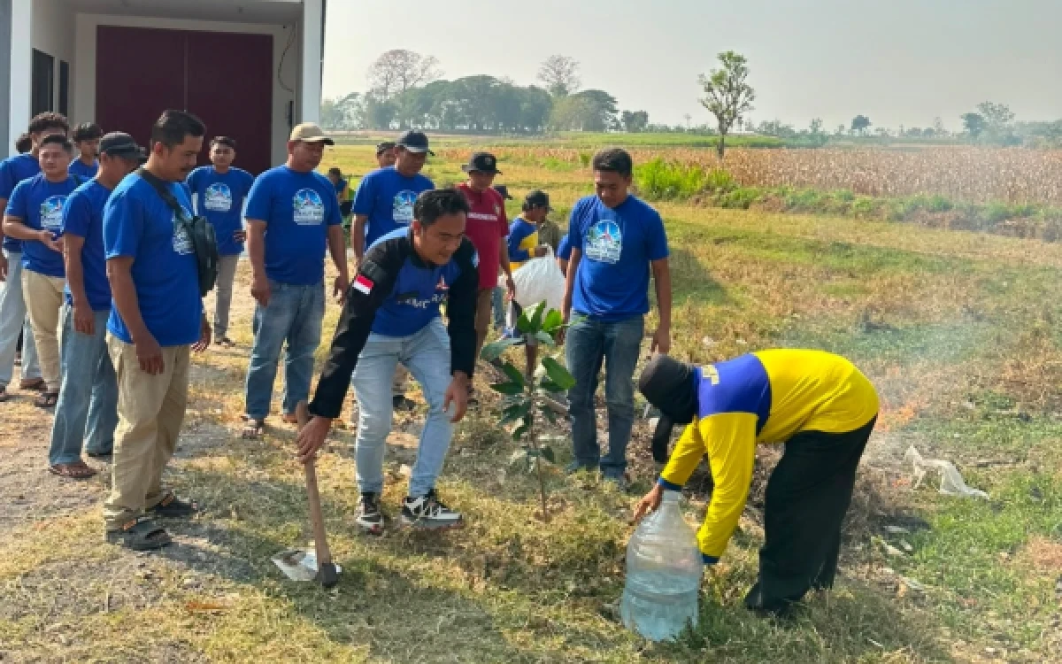 Foto Ketua DPC Partai Demokrat Kabupaten Tuban Imam Sutiono saat menanam pohon, Jumat 14 Agustus 2026 (Foto: Ahmad Istihar/Ketik.com)