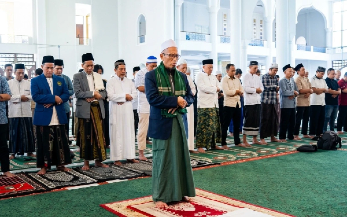 Thumbnail Berita - Kemarau Panjang, Ratusan Jamaah Masjid Al-Akbar Surabaya Ikuti Salat Istisqa’