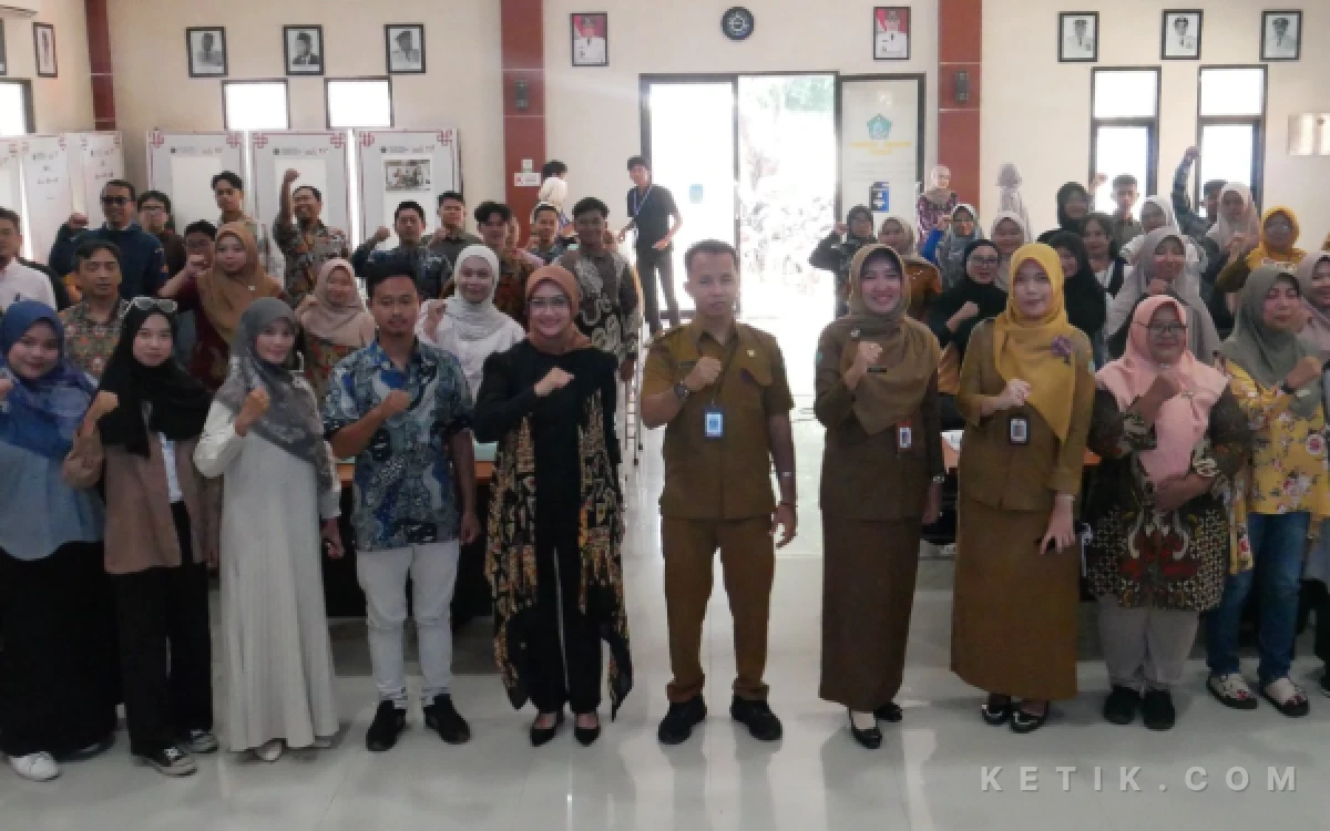 Foto Sekretaris Diskominfo Sidoarjo Choirul Anam (tengah), Anita Inggit, dan tim Diskominfo Sidoarjo berfoto bersama para narasumber dan peserta pelatihan AI gratisi Youth Center Sidoarjo. (Foto: Diskominfo Sidoarjo).