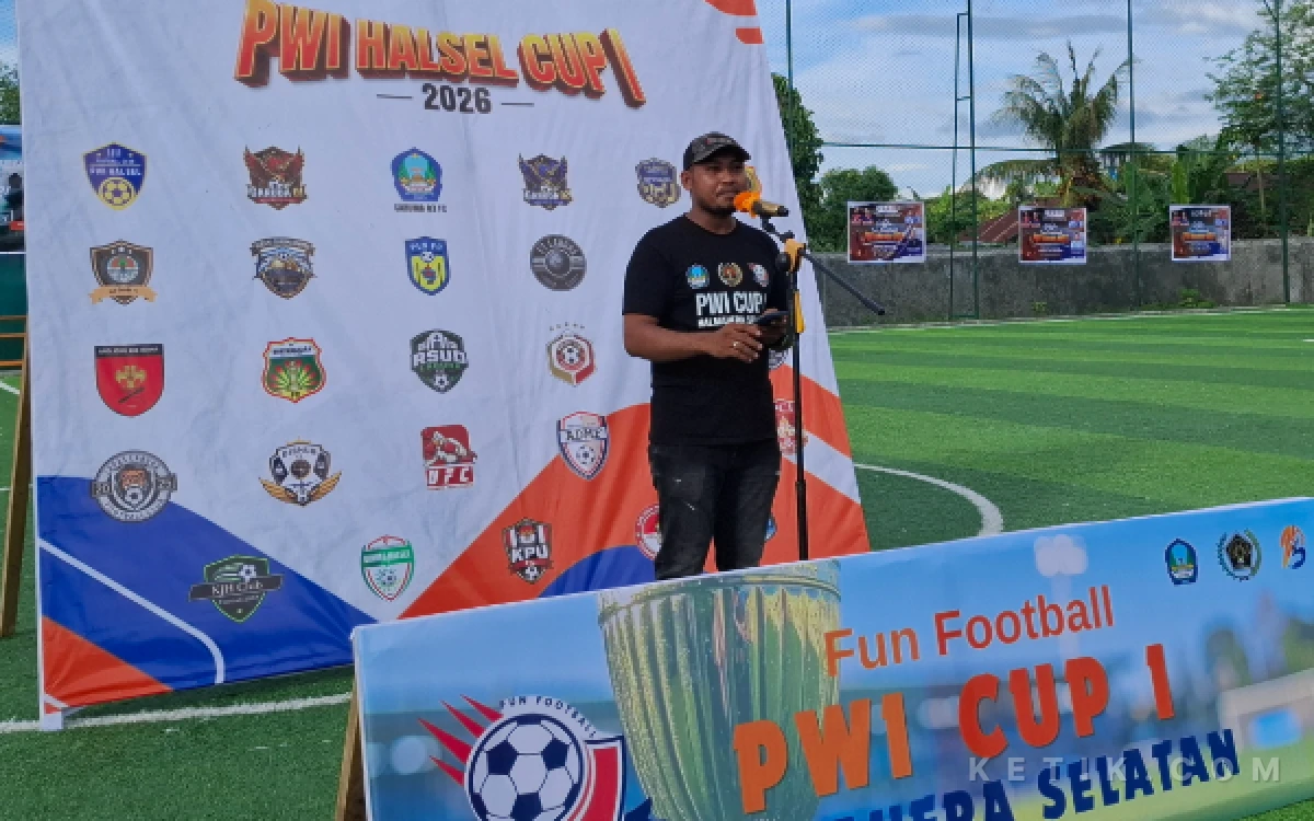 Foto Ketua Panitia PWI Cup I Halmahera Selatan Asbar Ikram ketika menyampaikan laporan kegiatan (Foto: Mursal/Ketik.com)