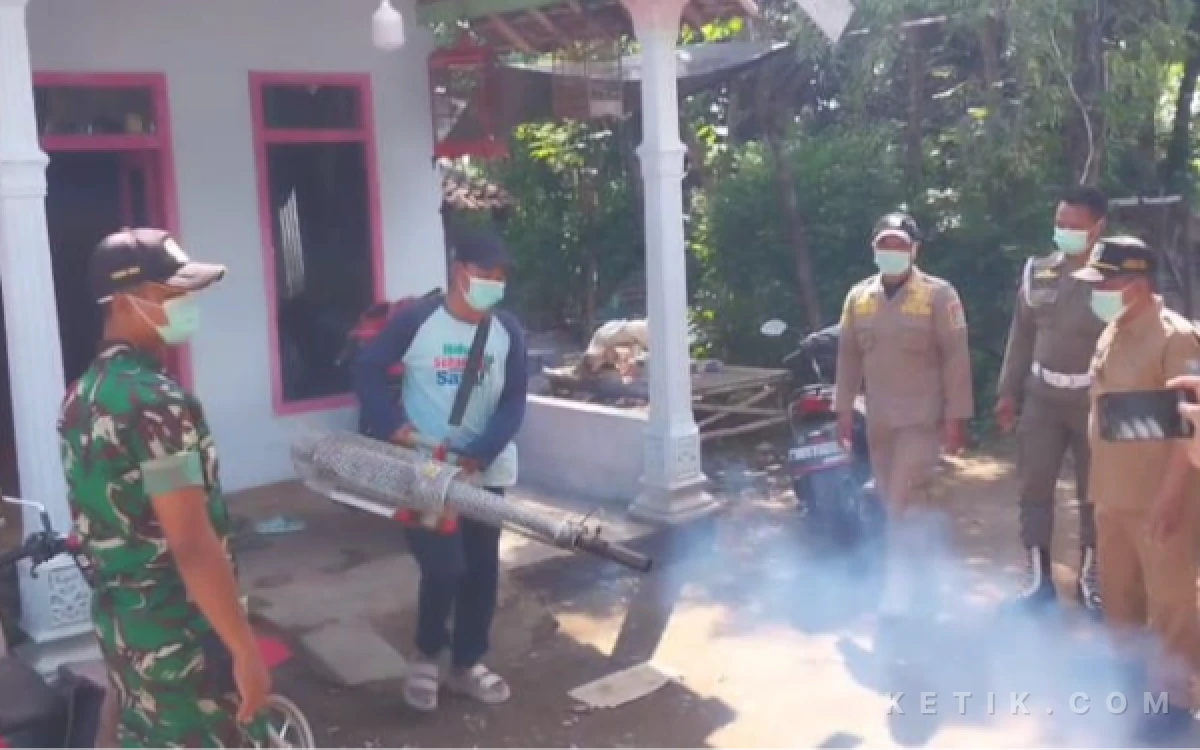Thumbnail Cegah Demam Berdarah, Satgas TMMD Ke-128 Kodim 0820 Probolinggo Lakukan Fogging di Dusun Rowo.
