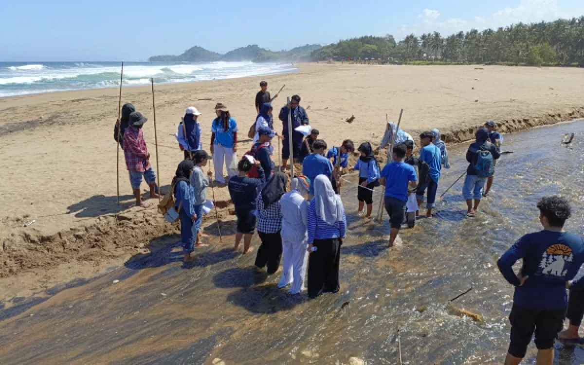 Thumbnail Berita - Kaji Potensi Bencana, Mahasiswa Unikama Investigasi Pesisir Pantai Malang