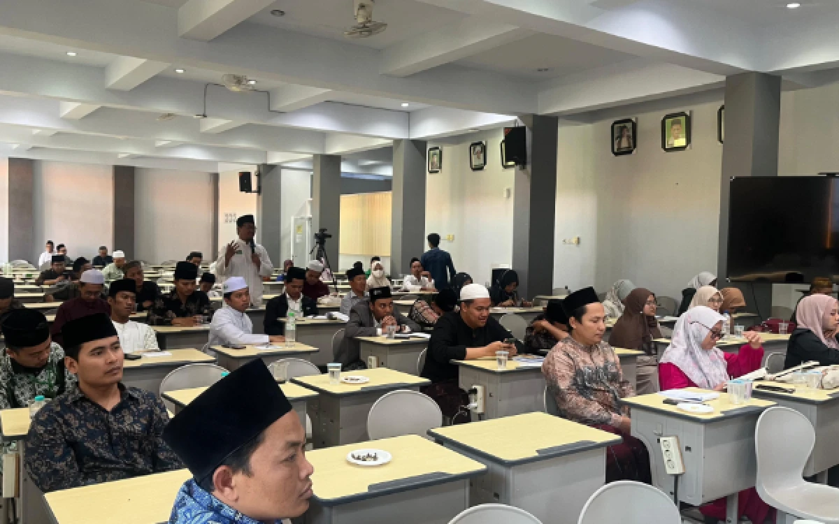 Foto Suasana peserta dalam Seminar Turots Internasional di Aula MAN 3 Jombang, Pondok Pesantren Bahrul Ulum Tambakberas, Jombang, Ahad, 30 Agustus 2026. (Foto: Faisol Fatawi for Ketik)