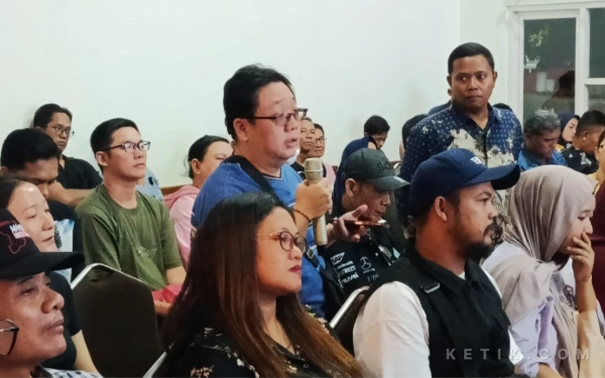 Foto Warga pemilik lahan untuk Flyover Gedangan mengajukan pertanyaan seputar surat kuasa dan kehadiran ahli waris dalam proses pembelian lahan oleh pemerintah.  (Foto: Fathur Roziq)