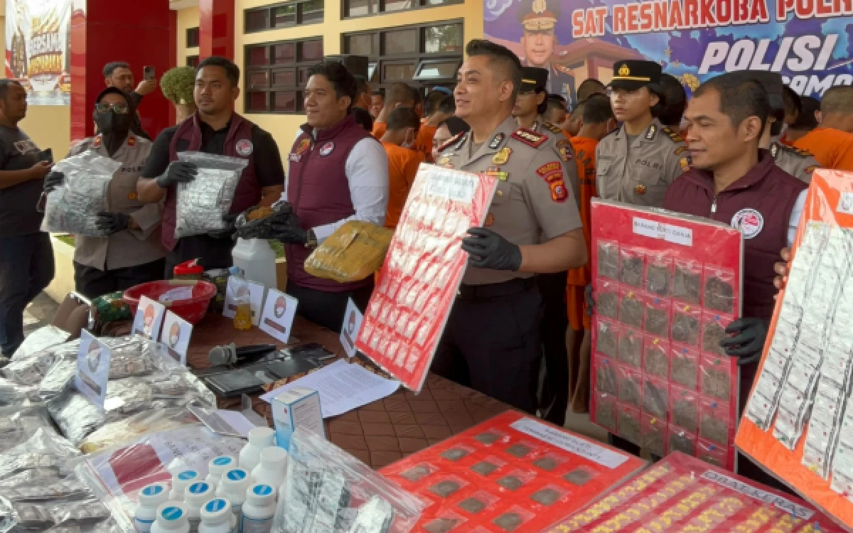 Thumbnail Berita - Operasi Antik Lodaya 2026, Polresta Bandung Sita 1,1 Kg Ganja dan Ungkap Pabrik Sinte Rumahan
