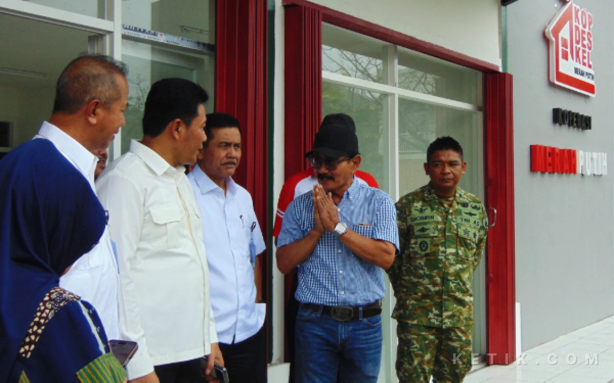 Foto Manajer Koperasi Desa Merah Putih Desa Rangkah Kidul, Kecamatan Sidoarjo, Warlheiyono menyambut kedatangan Tenaga Ahli Utama Deputi V Kepala Staf Kepresidenan Letjen TNI (Purn) Arif Rahman bersama tim serta Bupati Subandi dan Dandim Sidoarjo Letkol Shobirin Setio Utomo  pada Jumat (12 Juni 2026). (Foto: Fathur Roziq/Ketik.com)