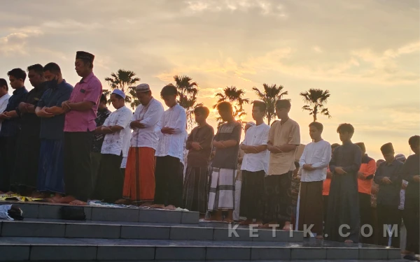 Thumbnail Berita - [FOTO] Kekhusyukan Jemaah Masjid Al Akbar Ibadah Salat Iduladha 1447 H