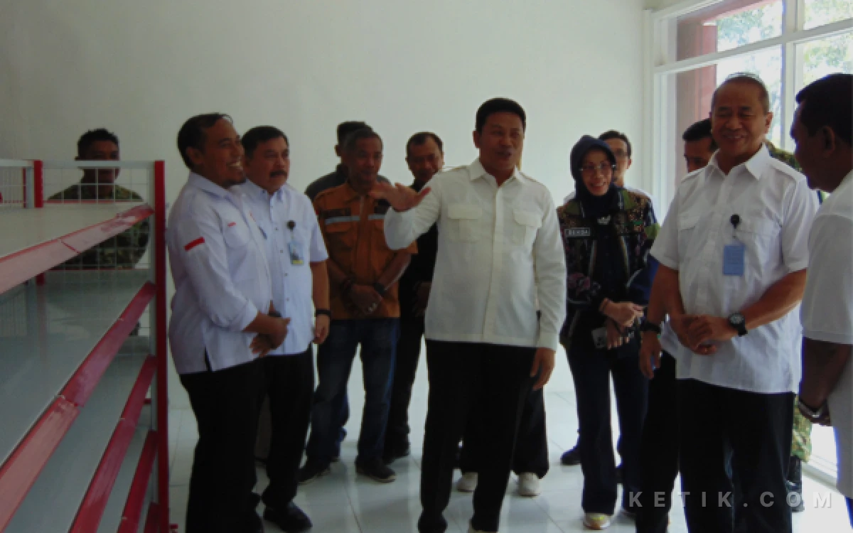 Foto Letjen (purn) Arif Rahman bersama Bupati Subandi memotivasi pengurus KDMP Sumorame dan Kades Sumorame, Kecamatan Candi, untuk terus berinovasi dalam mengelola Koperasi Desa Merah Putih. (Foto: Fathur Roziq/Ketik.com)