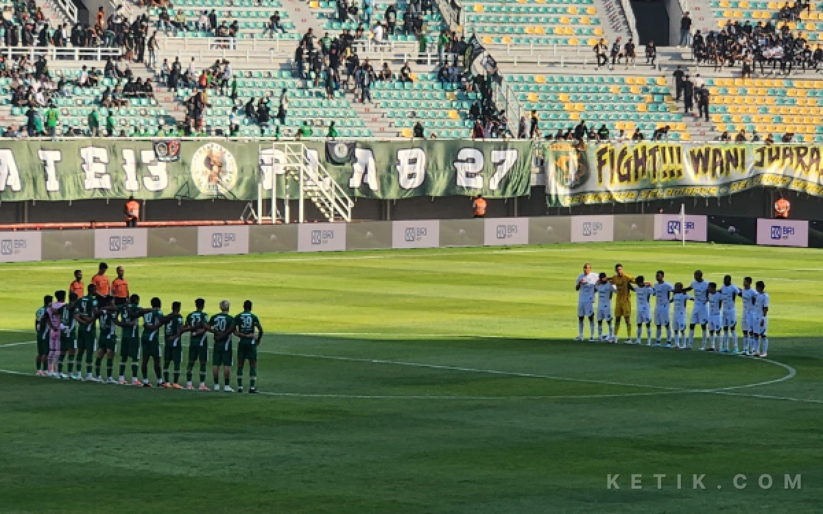 Thumbnail Berita - One Minute Silence Laga Persebaya vs PSS, Doakan Suporter BCS Kecelakaan ke Surabaya
