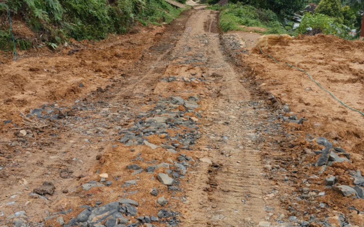 Thumbnail Berita - Pengerasan Jalan Akses Huntap Lebakgedong Berlangsung Bertahap, Sekda Banten Pastikan Sesuai Kontrak