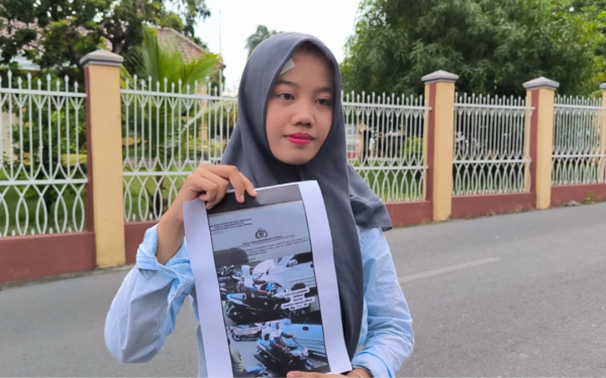 Foto Korban penjambretan, Sesi Sulistia, saat menujukan laporan polisi, Selasa 9 Juni 2026. ( Foto : Yola/Ketik.com)