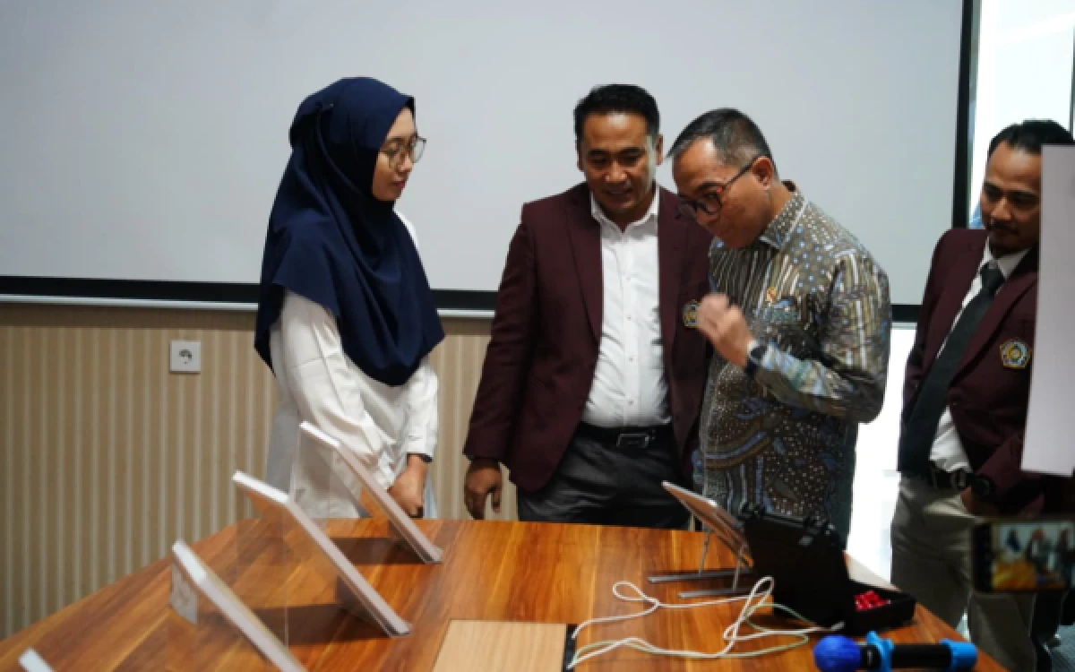 Thumbnail Berita - Kunjungi Umsura, Mendiktisaintek Tegaskan Anggaran Riset Tidak Turun