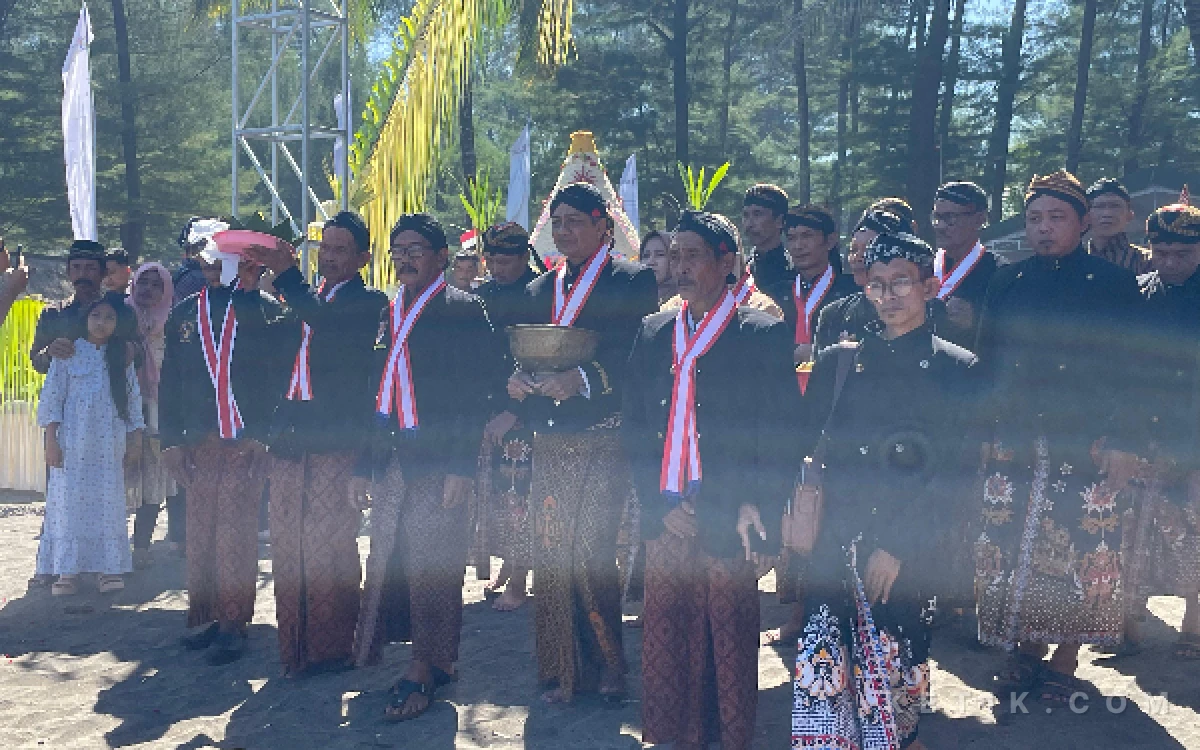 Thumbnail Berita - Larung Sesaji Pantai Serang Blitar Jadi Magnet Ribuan Wisatawan, Tradisi 1 Suro Dorong Pelestarian Budaya dan Ekonomi Warga