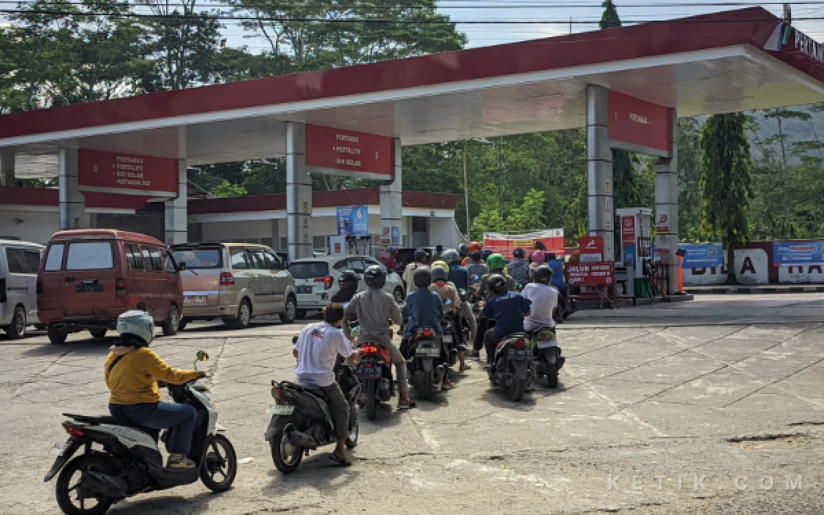 Thumbnail Berita - Jalur Pertalite Padat, Pengisian Pertamax di Pacitan Sepi Usai Harga Naik