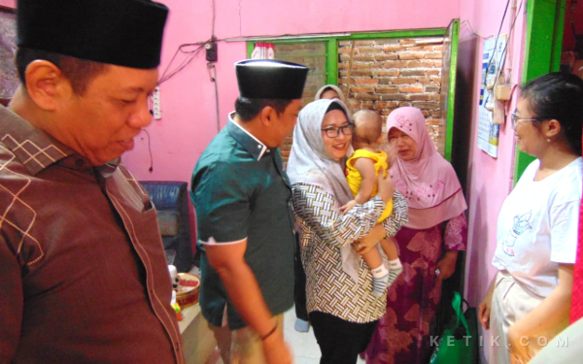 Foto Kedatangan anggota Komisi D DPRD Sidoarjo disambut gembira keluarga Sriasih dan Miftahur Rohmah. Mereka merasa terbantu. (Foto: Fathur Roziq/Ketik.com)