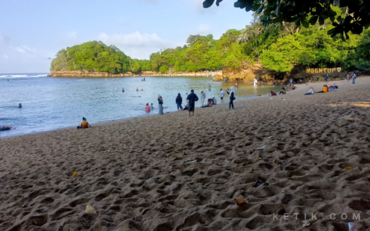 Thumbnail Berita - Satu Tiket untuk 3 Pantai! Wisatawan Rela Jauh-Jauh ke Pantai 3 In 1 Malang Selatan, Banyu Meneng Paling Diburu